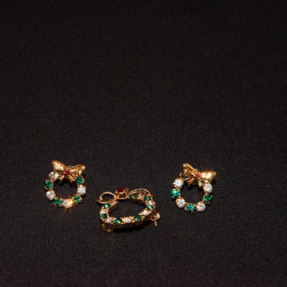 Gold Tone and Rhinestone earring and Brooch set Holiday Wreaths - Picture 2 of 3